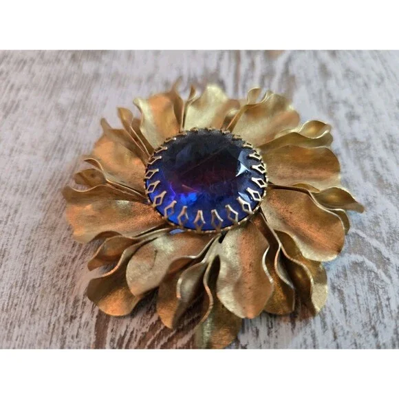 Vintage Style Gold Tone Flower Brooch Purple Blue Faceted Center Statement #351 - Picture 5 of 10
